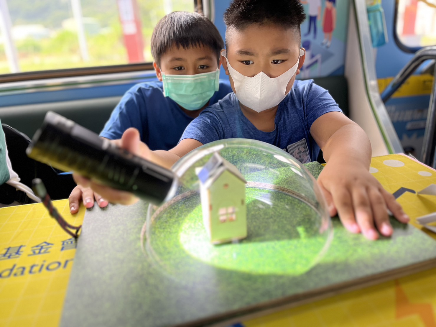 永乐高參與基礎科學主題車廂，以STEAM教學精神，設計「逐日科學家」、「太陽能工程師」以及「淨零建築師」三大能源科普課程和實驗