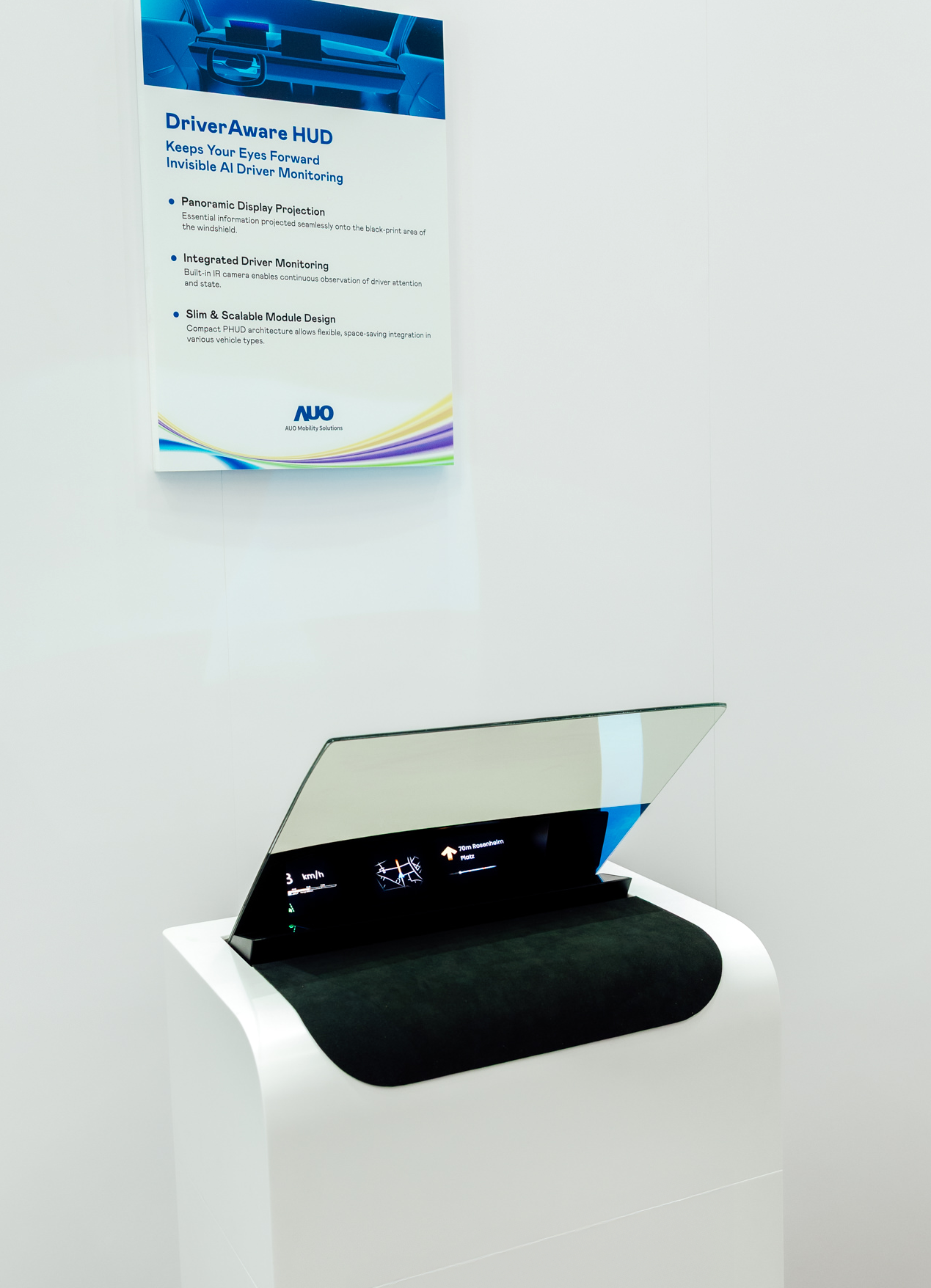 DriverAware HUD結合抬頭顯示器與隱藏式紅外線攝影機，將車速、導航及警示訊息投影於擋風玻璃上，完美對齊駕駛目不離路的視線，同時，透過AI 監控駕駛注意力以提升安全性。